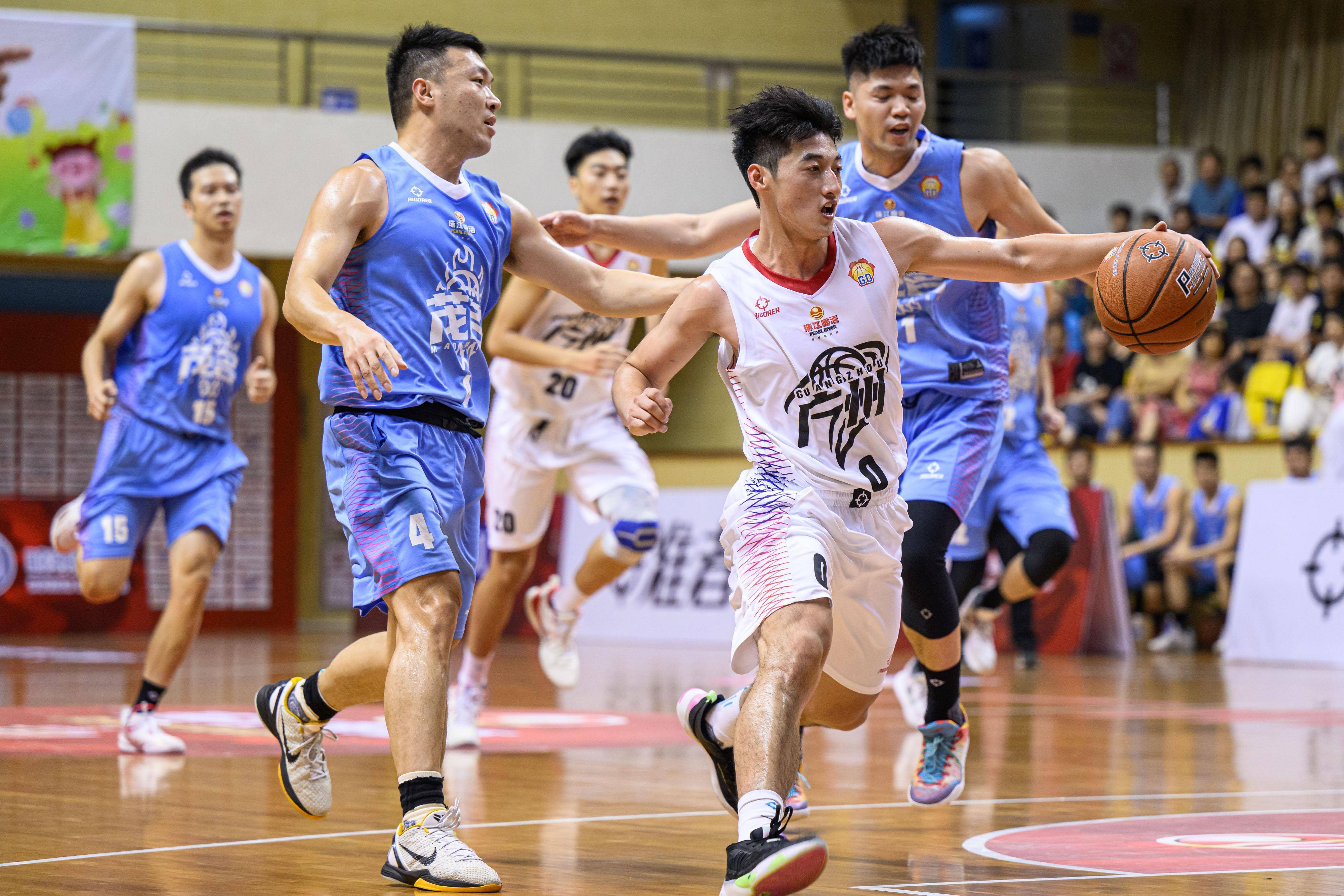 劲敌对决,现场球迷掌声雷动,热情不减 劲敌对决,现场球迷掌声雷动,热情不减